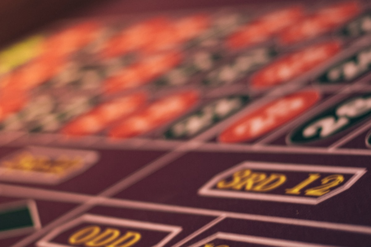 Roda roulette kasino dalam jarak dekat — ilustrasi panduan live casino