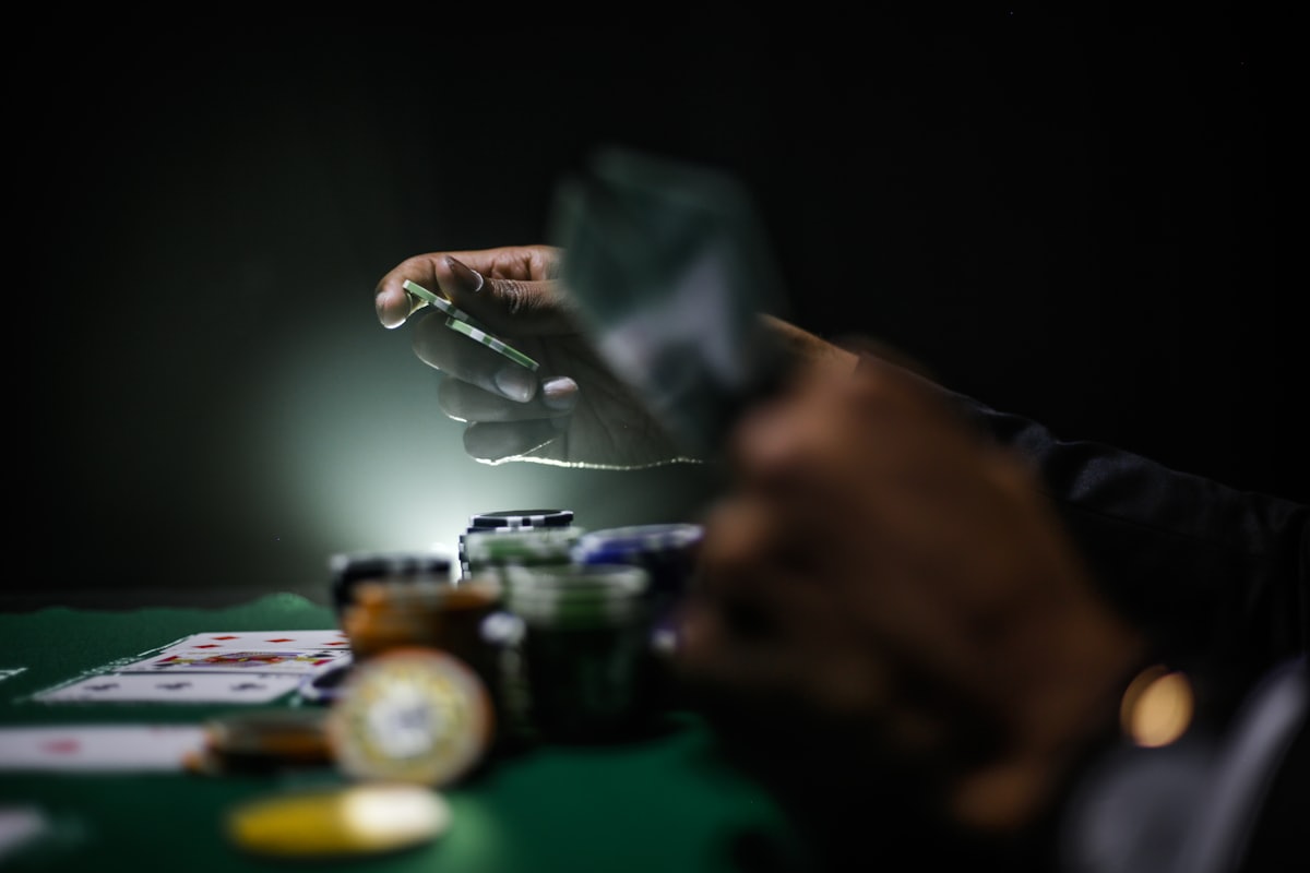 Tumpukan chip poker — ilustrasi panduan poker online