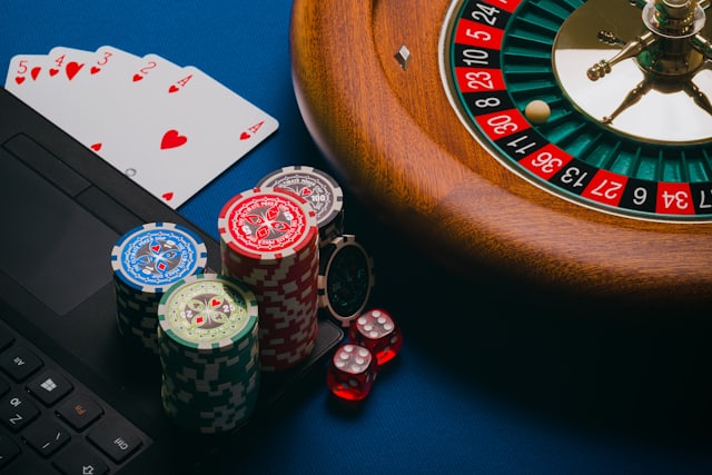 Meja permainan kasino dengan roda roulette dan kartu — ilustrasi halaman pendaftaran