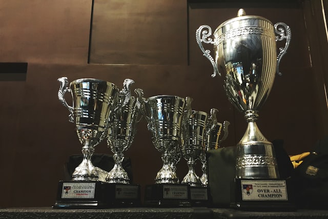 Deretan piala — ilustrasi artikel turnamen slot