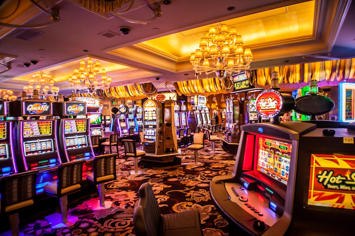 Barisan mesin slot menyala di lantai kasino — ilustrasi panduan slot online