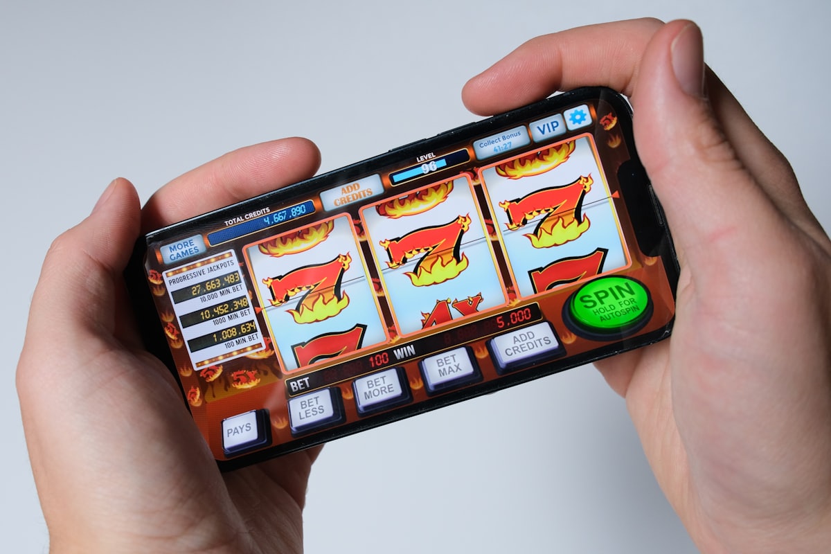 Seseorang memainkan permainan slot dari layar ponsel