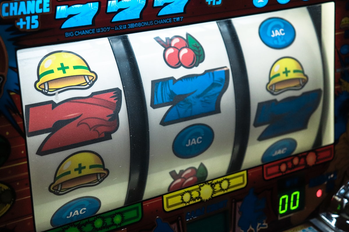 Mesin slot dengan simbol tujuh — ilustrasi bonus deposit slot